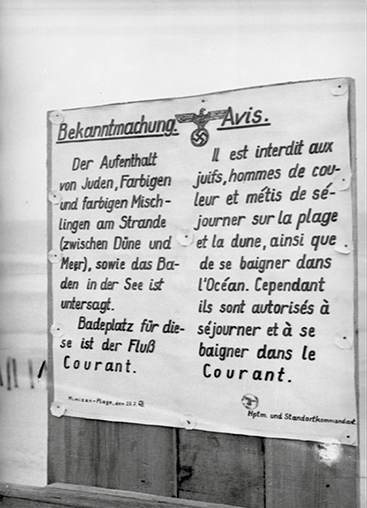 Sommer 1940, Rassistisches und antisemitisches Schild am französischen Strand 
