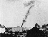 Rauch aus den Krematoriumsöfen über der Gasmordanstalt Hadamar 1941 